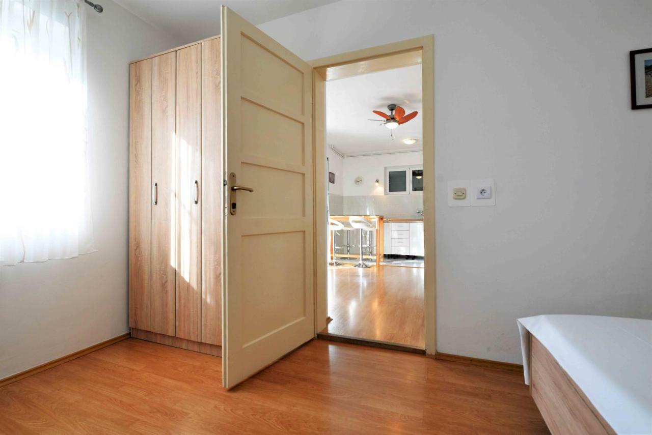 Apartmani Dora มูร์แตร์ ภายนอก รูปภาพ