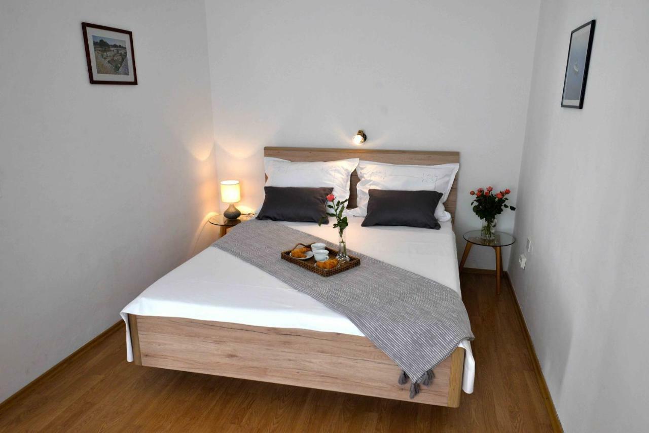 Apartmani Dora มูร์แตร์ ภายนอก รูปภาพ